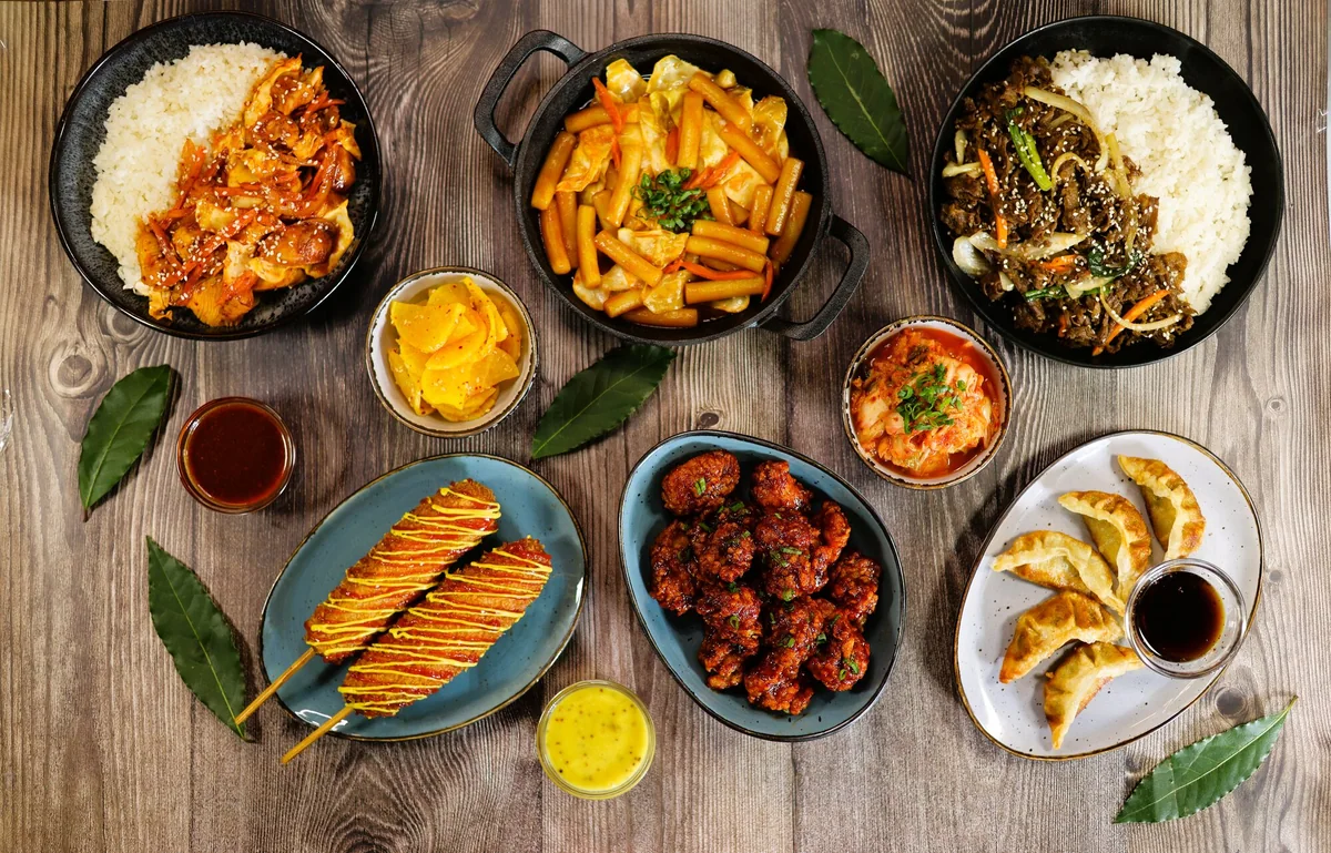 Koreanische Gerichte von Seoulicious mit Bulgogi, Tteokbokki, Fried Chicken, Corn Dogs und Mandu